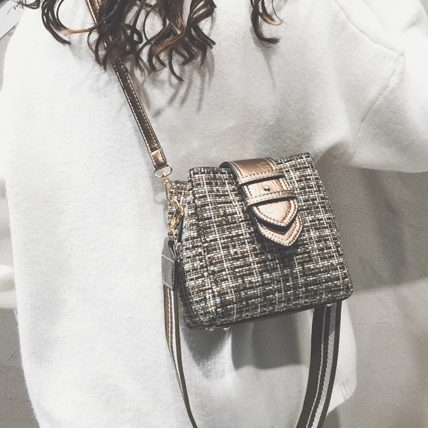 Κομψή γυναικεία τσάντα με μικρή και μακρά λαβή