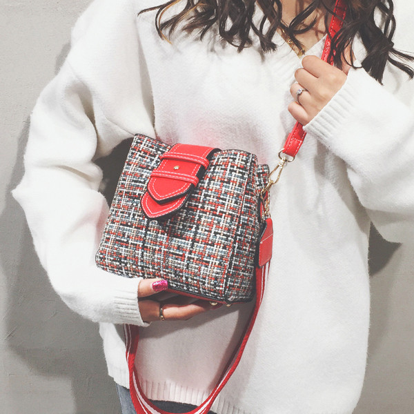 Κομψή γυναικεία τσάντα με μικρή και μακρά λαβή