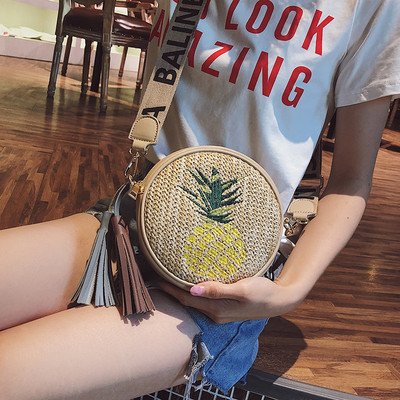 Κυκλική γυναικεία τσάντα με φούντες και διάφορα κεντήματα