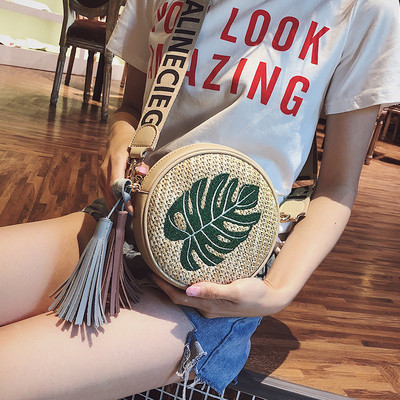 Κυκλική γυναικεία τσάντα με φούντες και διάφορα κεντήματα