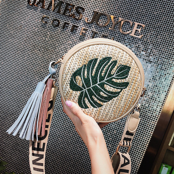 Κυκλική γυναικεία τσάντα με φούντες και διάφορα κεντήματα