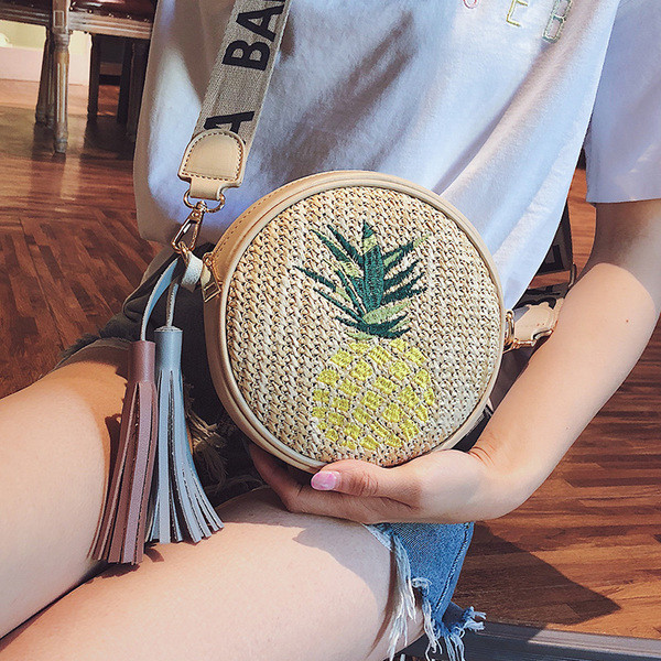 Κυκλική γυναικεία τσάντα με φούντες και διάφορα κεντήματα