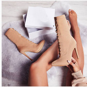 Stílusos női csizma hegyes modell fekete és bézs fűzővel