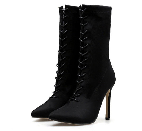 Stílusos női csizma hegyes modell fekete és bézs fűzővel