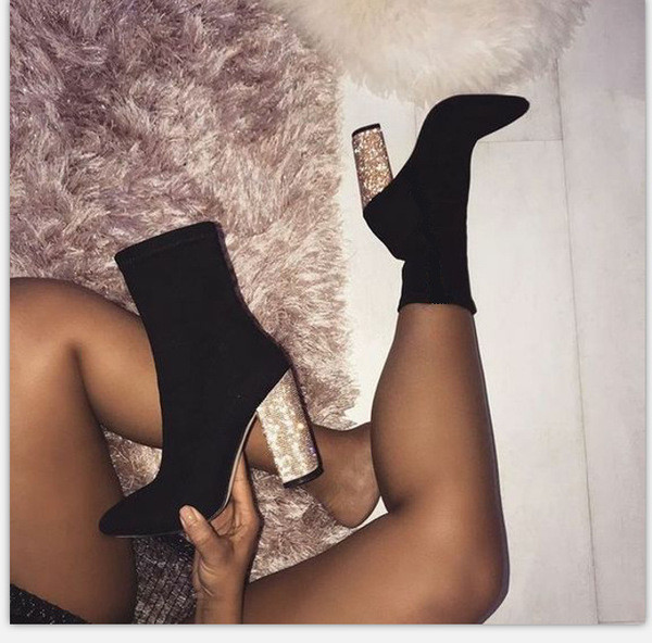 Νέο μοντέλο γυναικείες μπότες σε οικολογικό σουέτ σε μαύρο χρώμα