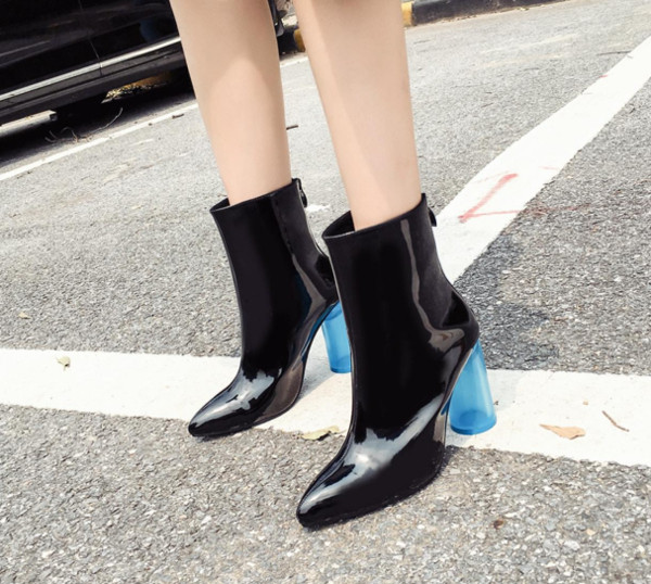 Μοντέρνες γυναικείες μπότες  με διαφανό τακούνι σε άσπρο και μαύρο  χρώμα