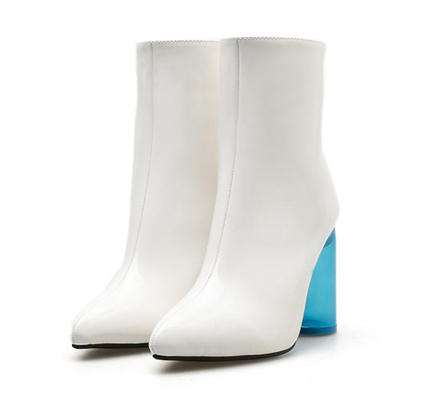 Μοντέρνες γυναικείες μπότες  με διαφανό τακούνι σε άσπρο και μαύρο  χρώμα