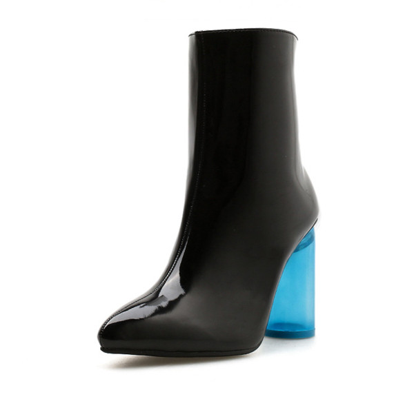 Μοντέρνες γυναικείες μπότες  με διαφανό τακούνι σε άσπρο και μαύρο  χρώμα