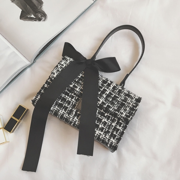 Μοντέρνα γυναικεία τσάντα σε δύο χρώματα με κορδέλα