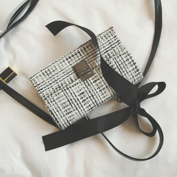 Μοντέρνα γυναικεία τσάντα σε δύο χρώματα με κορδέλα