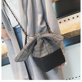 Άνετη  γυναικεία τσάντα με μεταλλική λαβή