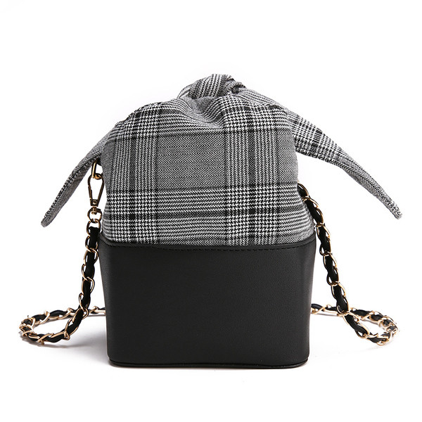 Άνετη  γυναικεία τσάντα με μεταλλική λαβή