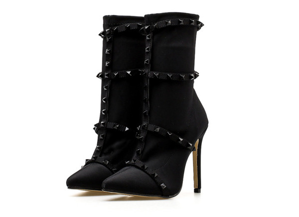 Stílusos női csizma fém lyukakkal, fekete és piros színben