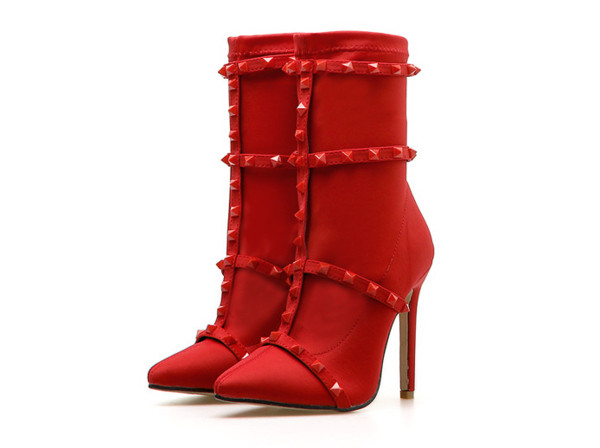 Stílusos női csizma fém lyukakkal, fekete és piros színben