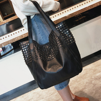 Eжедневна дамска чанта с капси в черен цвят