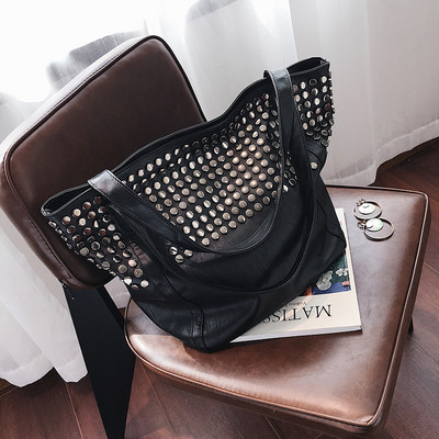 Καθημερινή γυναικεία τσάντα με τρουξ σε μαύρο χρώμα