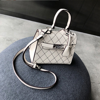 Κομψή γυναικεία τσάντα σε διάφορα χρώματα με μικρή και μακρά λαβή