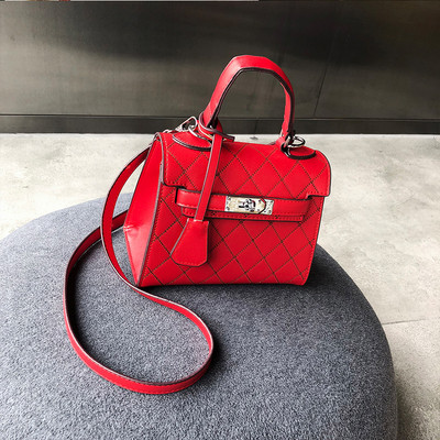 Κομψή γυναικεία τσάντα σε διάφορα χρώματα με μικρή και μακρά λαβή