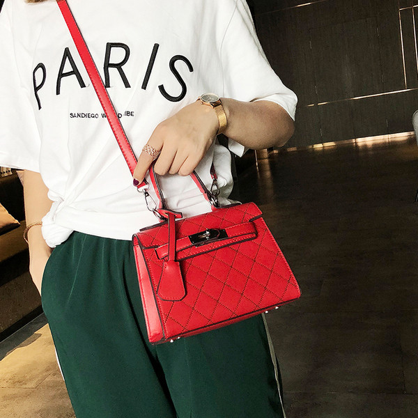 Κομψή γυναικεία τσάντα σε διάφορα χρώματα με μικρή και μακρά λαβή