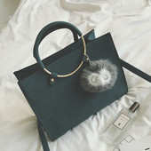 Κομψή γυναικεία τσάντα σε τρία χρώματα με γούνα