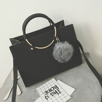 Κομψή γυναικεία τσάντα σε τρία χρώματα με γούνα