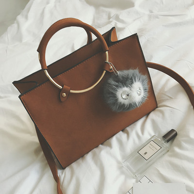 Κομψή γυναικεία τσάντα σε τρία χρώματα με γούνα