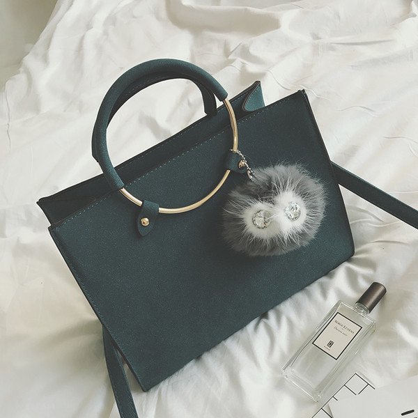 Κομψή γυναικεία τσάντα σε τρία χρώματα με γούνα