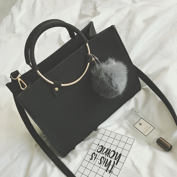 Κομψή γυναικεία τσάντα σε τρία χρώματα με γούνα