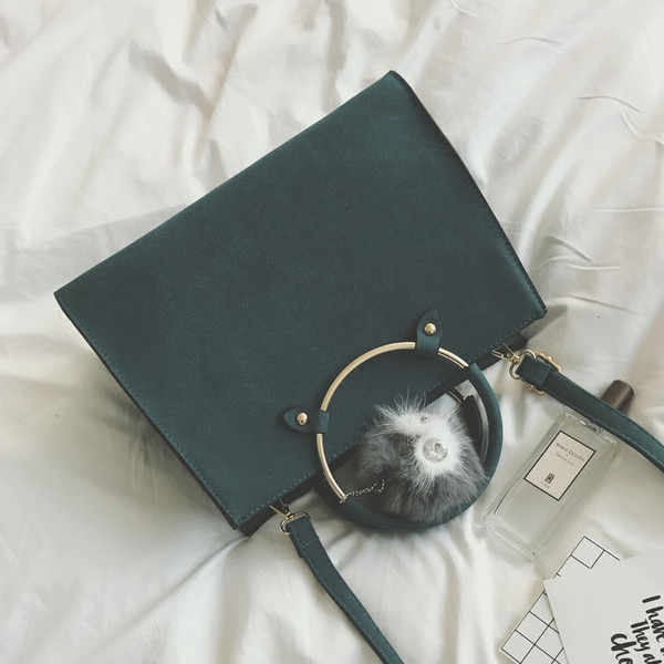 Κομψή γυναικεία τσάντα σε τρία χρώματα με γούνα