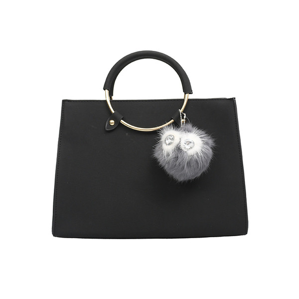 Κομψή γυναικεία τσάντα σε τρία χρώματα με γούνα