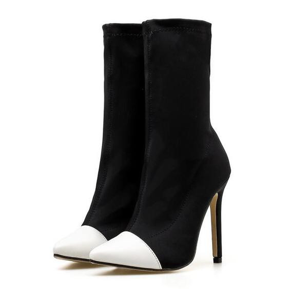 Μοντέρνες γυναικείες μπότες ακονισμένο μοντέλο με ένα στοιχείο -εξωτερικό δέρμα