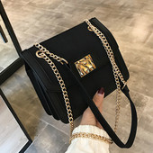 Μοντέρνα γυναικεία τσάντα με μεταλλική αλυσίδα σε τέσσερα χρώματα