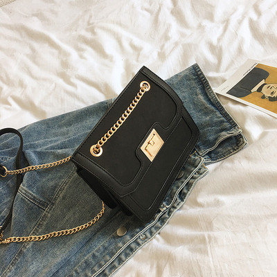 Μοντέρνα γυναικεία τσάντα με μεταλλική αλυσίδα σε τέσσερα χρώματα