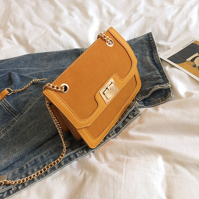 Μοντέρνα γυναικεία τσάντα με μεταλλική αλυσίδα σε τέσσερα χρώματα