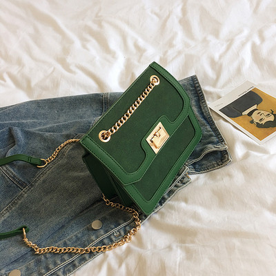 Μοντέρνα γυναικεία τσάντα με μεταλλική αλυσίδα σε τέσσερα χρώματα