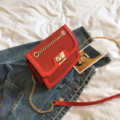 Μοντέρνα γυναικεία τσάντα με μεταλλική αλυσίδα σε τέσσερα χρώματα