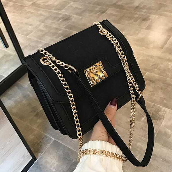 Μοντέρνα γυναικεία τσάντα με μεταλλική αλυσίδα σε τέσσερα χρώματα