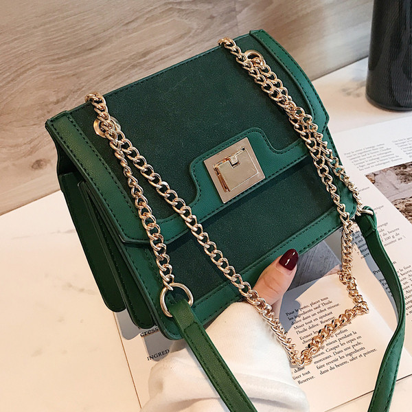 Μοντέρνα γυναικεία τσάντα με μεταλλική αλυσίδα σε τέσσερα χρώματα