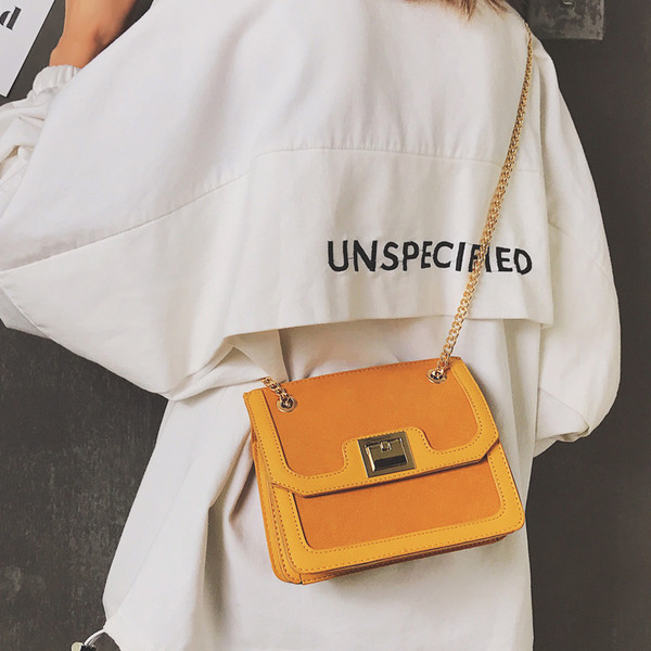 Μοντέρνα γυναικεία τσάντα με μεταλλική αλυσίδα σε τέσσερα χρώματα