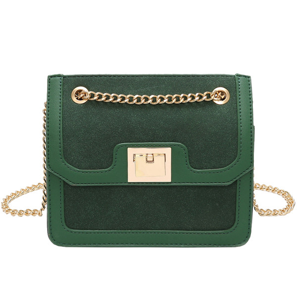 Μοντέρνα γυναικεία τσάντα με μεταλλική αλυσίδα σε τέσσερα χρώματα