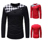 Ανδρική μπλούζα με στοιχεία με ραβδώσεις και σχισμένα σχέδια σε μαύρο και κόκκινο χρώμα