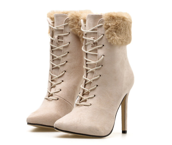 HIT Stílusos női csizma öko velúrból, fekete és bézs pehelyszínnel