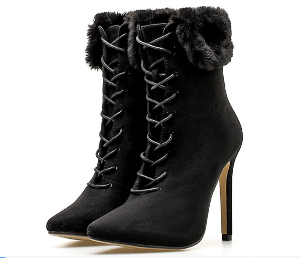 HIT Stílusos női csizma öko velúrból, fekete és bézs pehelyszínnel