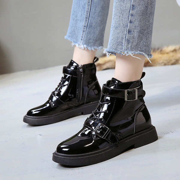 Modern női csizma fekete színben