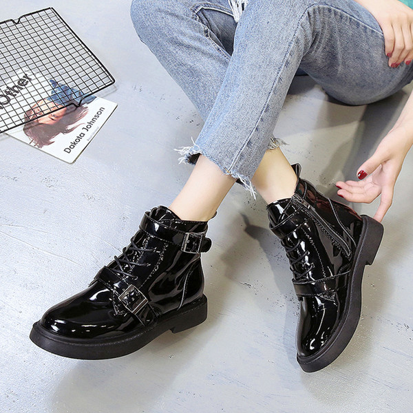 Modern női csizma fekete színben