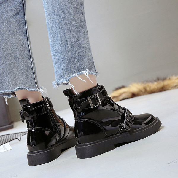 Modern női csizma fekete színben