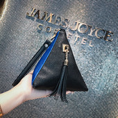 Καθημερινή γυναικεία τριγωνική τσάντα σε τρία χρώματα με φούντα