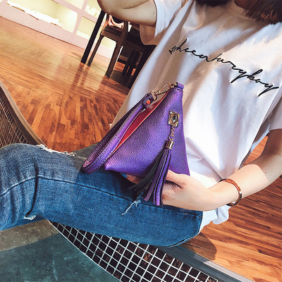 Καθημερινή γυναικεία τριγωνική τσάντα σε τρία χρώματα με φούντα