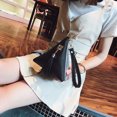 Καθημερινή γυναικεία τριγωνική τσάντα σε τρία χρώματα με φούντα