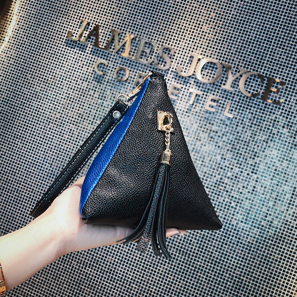 Καθημερινή γυναικεία τριγωνική τσάντα σε τρία χρώματα με φούντα